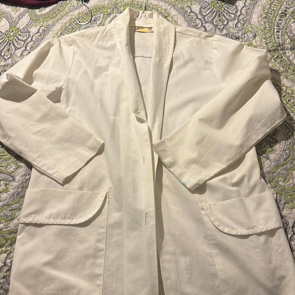 White Labcoat 🥼 🧪 🧫 Size: S/M